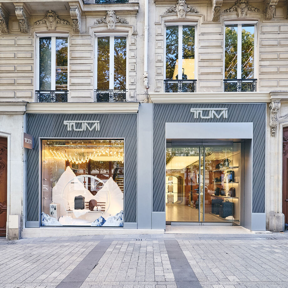 TUMI Store - Champs-&Eacute;lys&eacute;es